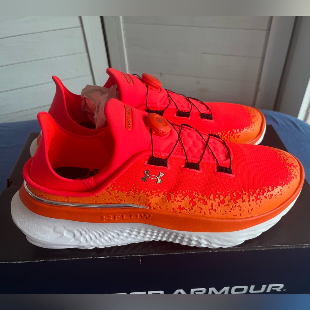 New running shoe Men’s Under Armour new orange and white size 15 cinch closure